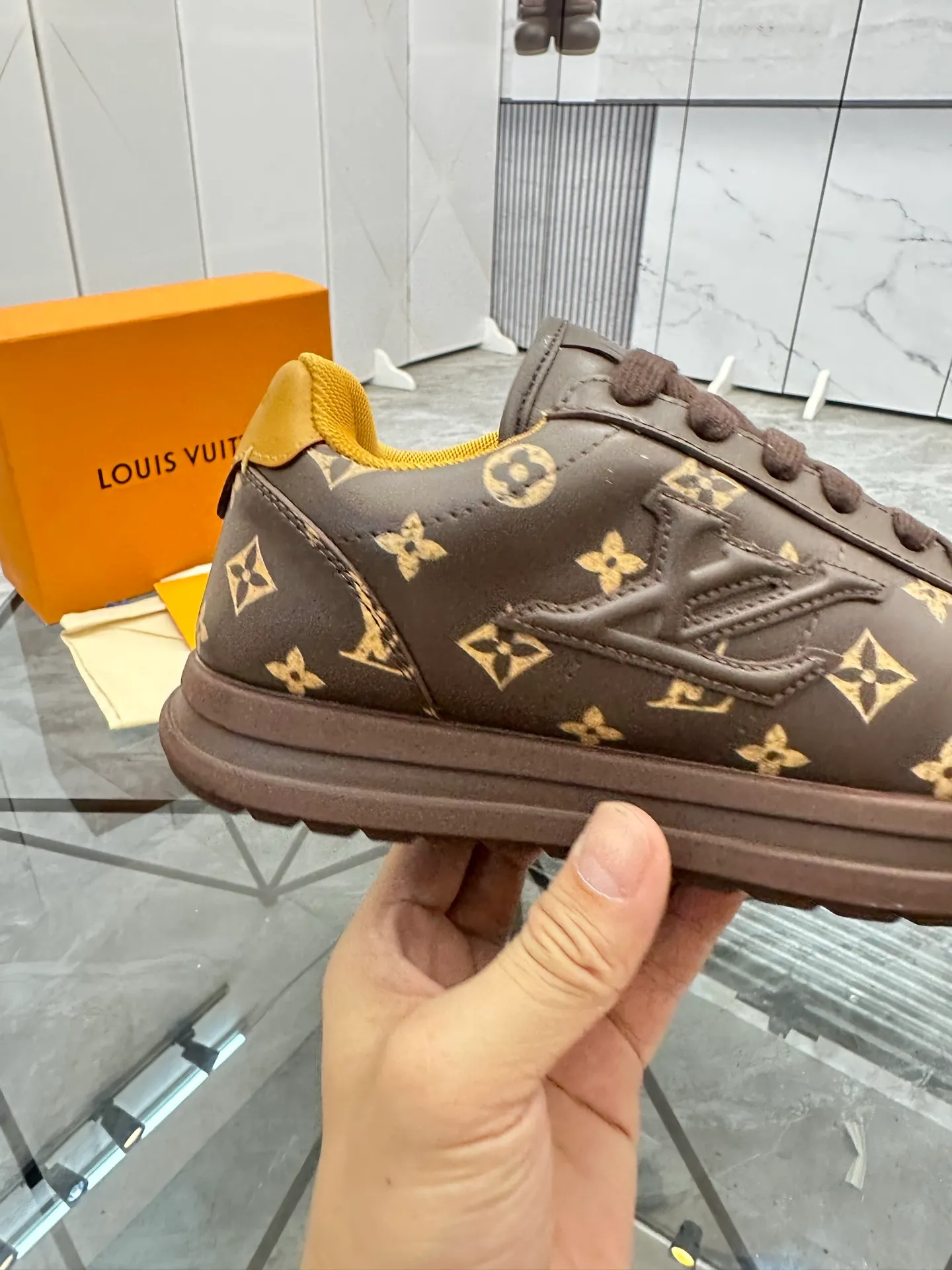Men's shoes: 💰P700¥ Top quality Product trademark: LV* "Louis Vuitton*" low-top casual shoes Regular size: 35-45 (can be customized to 46) Couple style Product materials: Imported cowhide upper, breathable lining, original outsole. Number: two